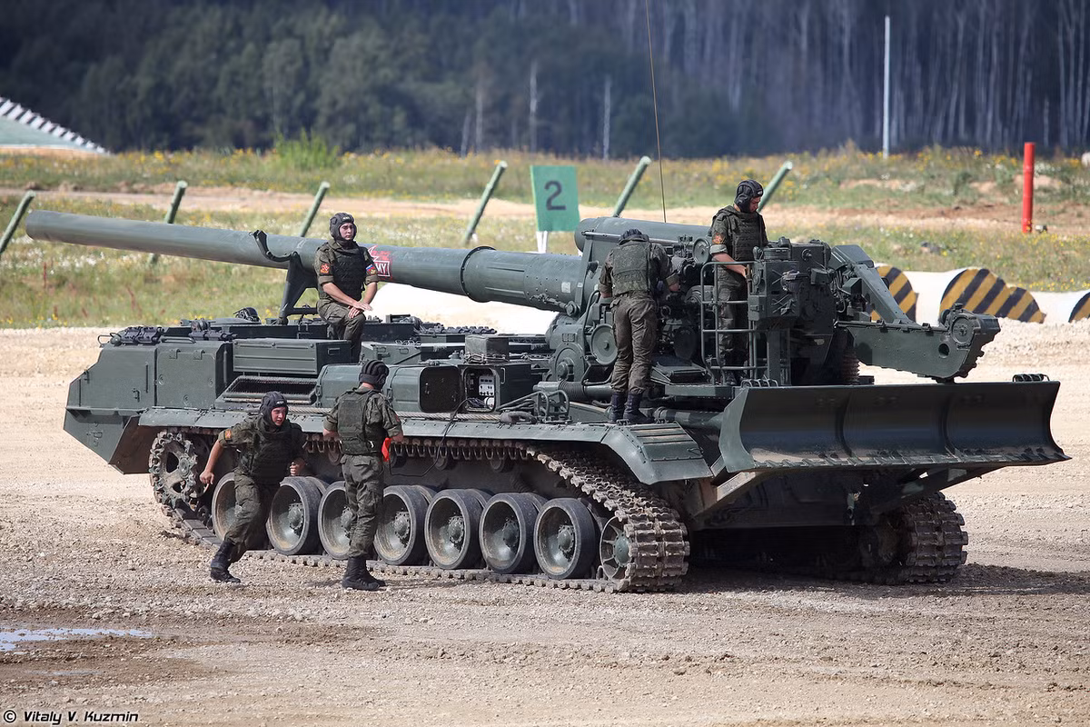 2S7M Malka là phiên bản nâng cấp của khẩu 2S7 Pion - pháo tự hành lớn nhất từng được sản xuất dưới thời Liên Xô, với cỡ nòng pháo lên tới 203mm. Tới nay, chúng vẫn nắm giữ ngôi vương "pháo cỡ nòng lớn nhất ở Nga và toàn châu Âu". Nguồn ảnh: Vitaly-Kuzmin