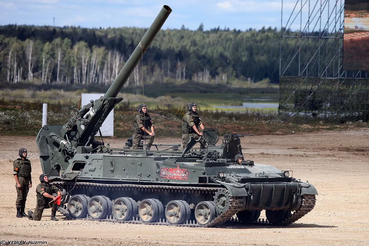 2S4 được trang bị khẩu pháo cối M-240 240mm nạp đạn bằng đuôi, tầm bắn với đạn nổ phá mảnh khoảng 9,6km và lên tới 20km với đạn có trợ lực tăng tầm. Đặc biệt, nó có thể bắn được cả đạn hạt nhân chiến thuật. Nguồn ảnh: Vitaly-Kuzmin