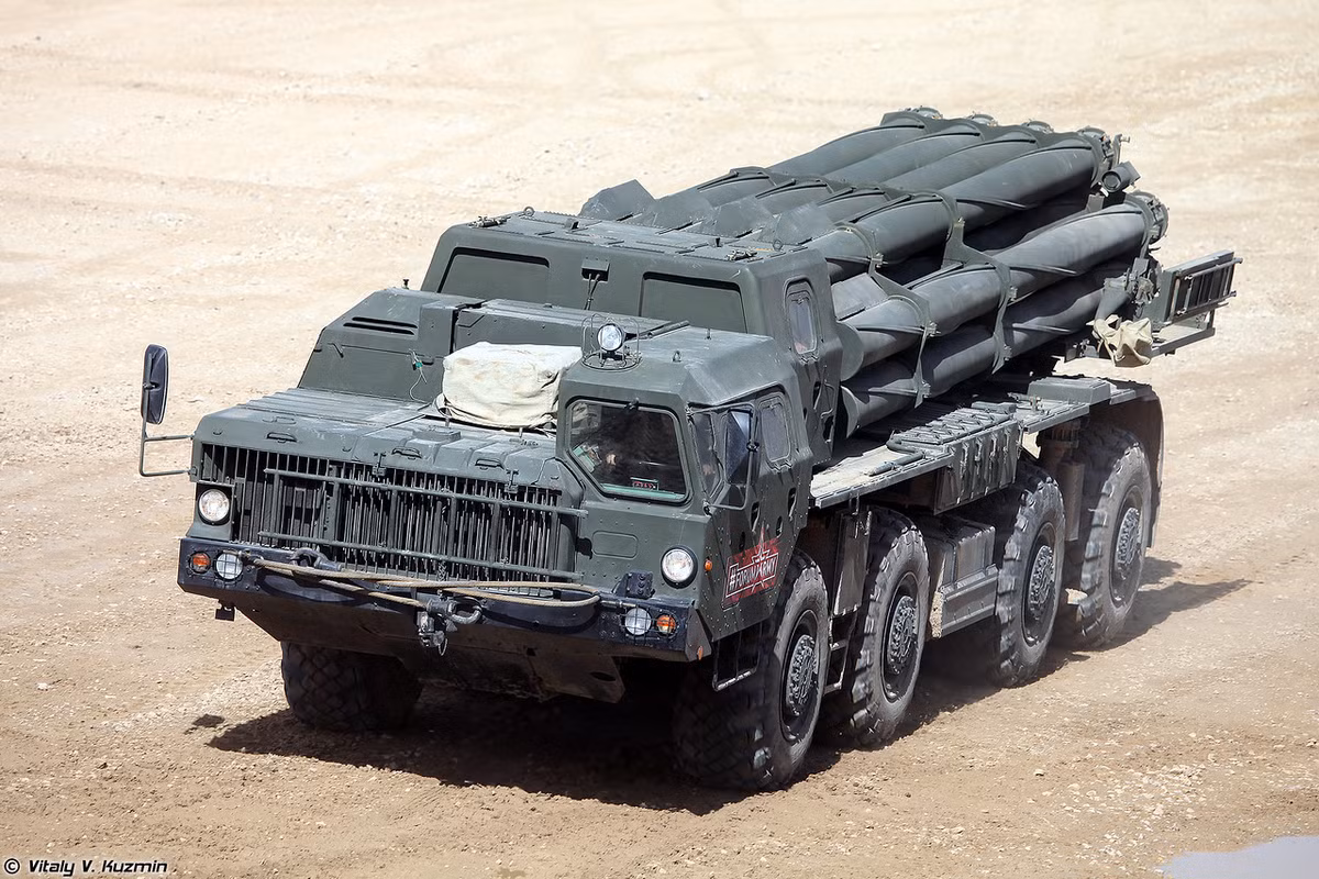 Ngoài 2 “ông lão” đáng sợ, pháo binh Nga tại Army 2018 tiếp tục giới thiệu với các đoàn khách quốc tế hàng loạt khí tài hiện đại và cũng có sức hủy diệt khủng khiếp. Ví dụ như tổ hợp pháo phản lực phóng loạt BM-30 Smerch. Nguồn ảnh: Vitaly-Kuzmin