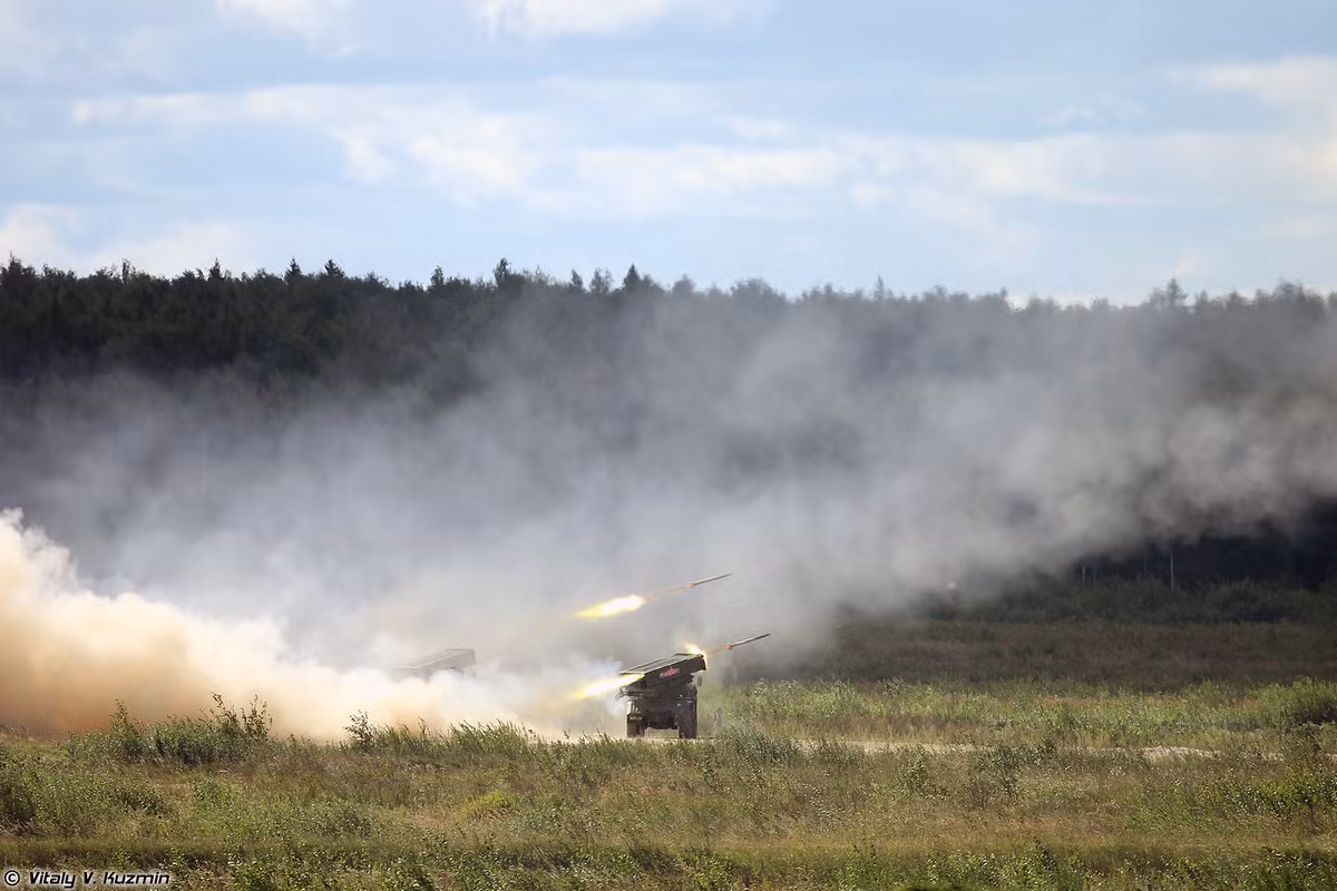 Xe chiến đấu 2B17M của tổ hợp pháo phản lực phóng loạt 9K51M Tornado-G đang bắn ồ ạt các viên đạn rocket. Tornado-G được xem là “kẻ thừa kế” xuất sắc của huyền thoại BM-21 Grad. Nguồn ảnh: Vitaly-Kuzmin