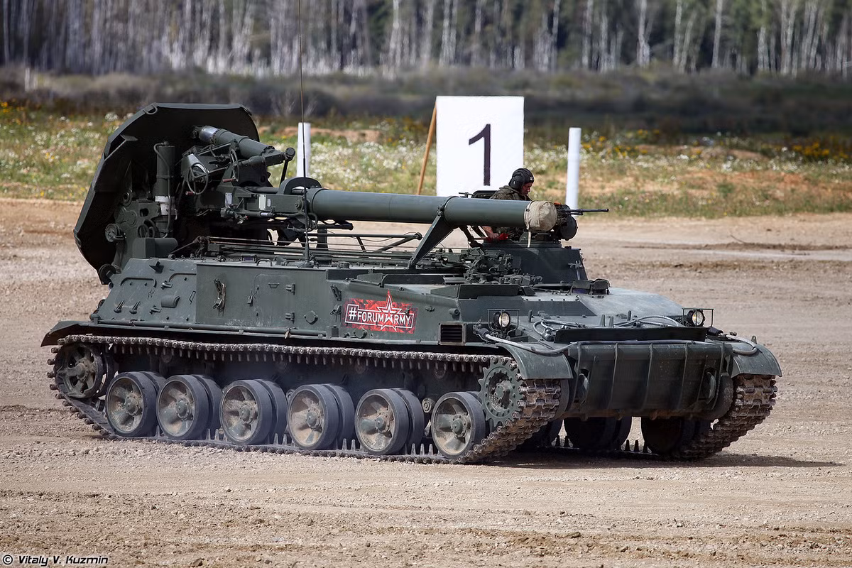 Sự xuất hiện của 2S4 là cái tin không vui với giới quân sự NATO khi mà người ta từng khiếp sợ uy lực công phá khủng khiếp của 2S4 ở chiến trường Afghanistan những năm 1980. Khi đó, bằng những viên đạn pháo có dẫn đường laser, 2S4 đã reo rắc nỗi kinh hoàng cho các chiến binh phiến quân khi đang ẩn núp trong hang hốc. Nguồn ảnh: Vitaly-Kuzmin