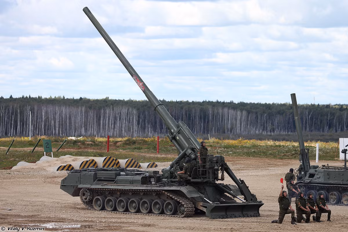 So với 2S7 Pion, 2S7M Malka được cải tiến hệ thống điều khiển hỏa lực, tăng tốc độ bắn lên 2,5 phát/phút và xe pháo có thể chở được 8 quả đạn cùng liều phóng. Pháo 203mm 2A44 có tầm bắn lên tới 37,5km với đạn thông thường hoặc 55,5km với đạn có động cơ rocket tăng tầm. Nguồn ảnh: Vitaly-Kuzmin