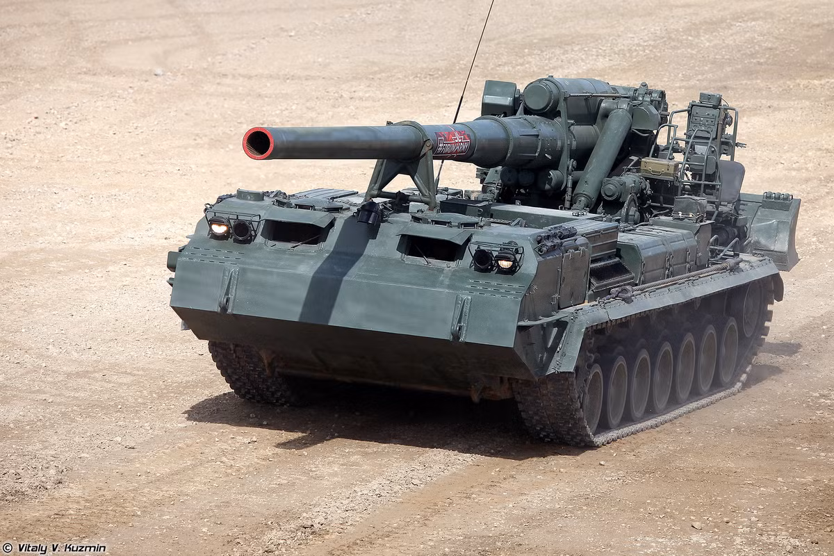 Thậm chí, không ít trang bị cũ từ thời Liên Xô tiếp tục được Quân đội Nga hiện đại trọng dụng. Tại triển lãm Army 2018 vừa diễn ra vào cuối tháng 8, pháo binh Nga đã giới thiệu hai “ông lão” Liên Xô vừa trải qua đợt “cải lão hoàn đồng” quy mô tại các “bệnh viện hiện đại nhất Quân đội Nga”. Trong ảnh, pháo tự hành 2S7M Malka hùng dũng hành tiến trên thao trường. Nguồn ảnh: Vitaly-Kuzmin