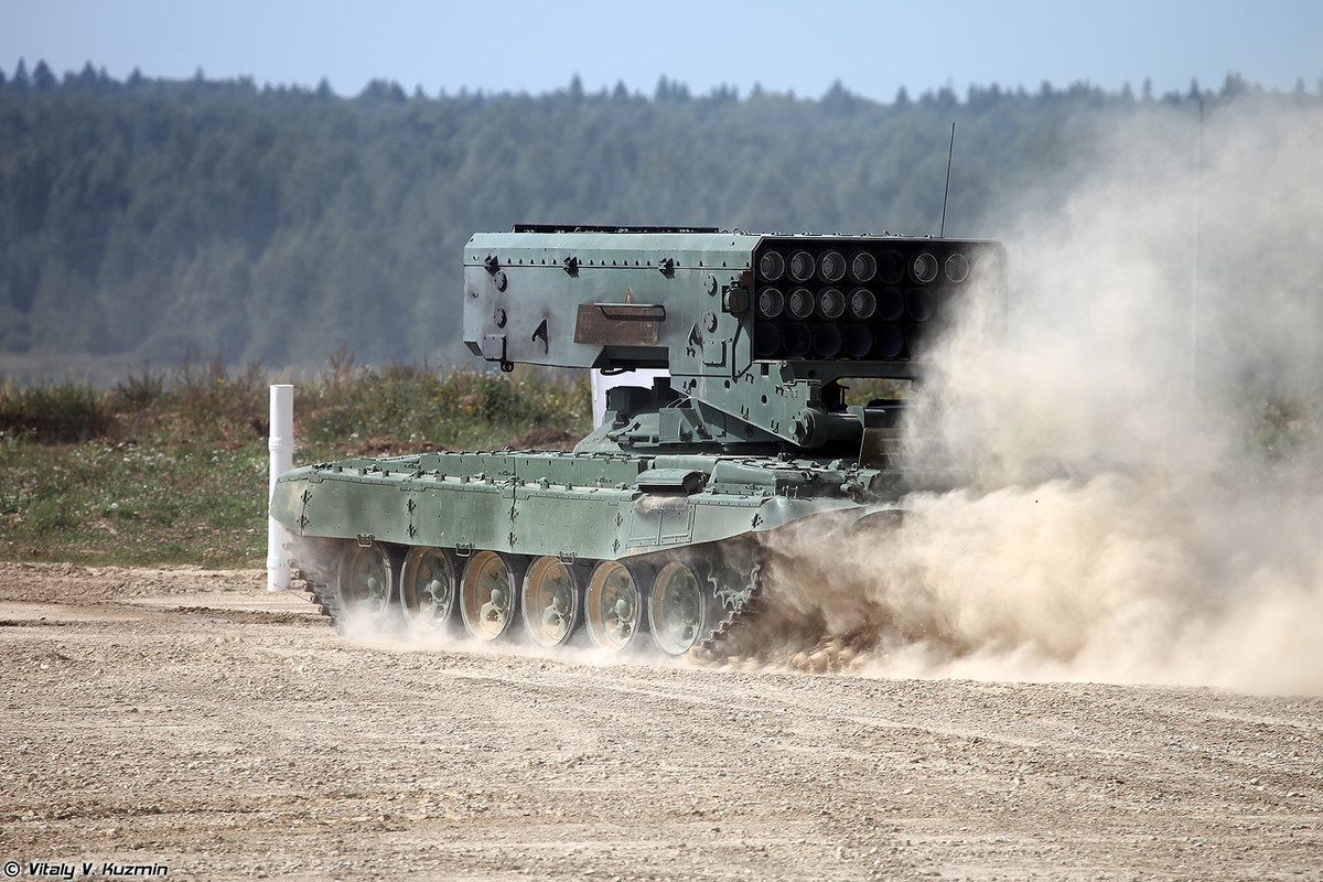 Xe chiến đấu BM-1 của tổ hợp phun lửa hạng nặng TOS-1A. Nguồn ảnh: Vitaly-Kuzmin