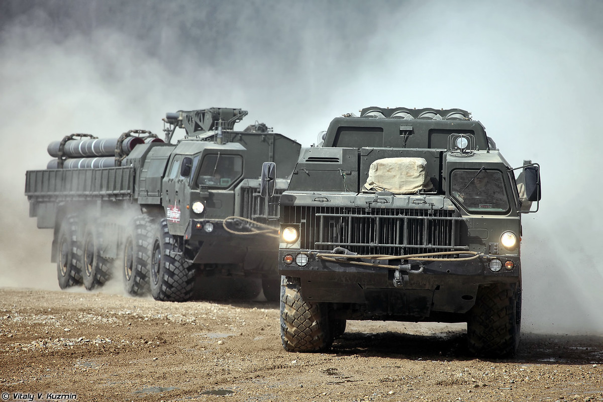 Từ cuộc CTTG 2, có thể nói lực lượng pháo binh Nga (Liên Xô cũ) đã trở thành cơn ác mộng đối với các thế lực đối địch trên chiến trường. Dù cho sau đó, sự phát triển của tên lửa đạn đạo có phần át bớt vai trò của pháo binh, thế nhưng từ thực tiễn các cuộc chiến tranh chứng minh rằng tên lửa khó có thể thay thế hoàn toàn sức mạnh của pháo binh – “ông vua chiến trường”. Cho tới tận hôm nay, pháo binh Nga vẫn được đầu tư phát triển mạnh mẽ, không ngừng được nâng cấp trang bị mới. Nguồn ảnh: Vitaly-Kuzmin