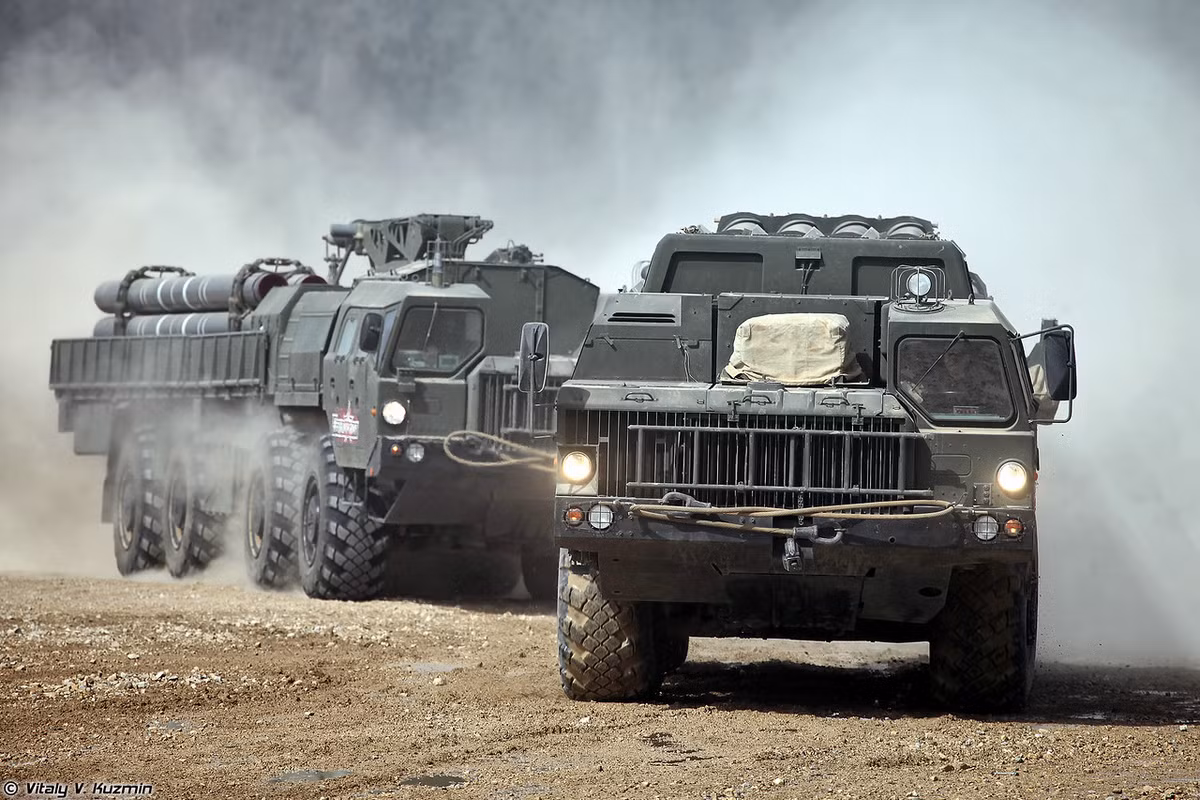 Từ cuộc CTTG 2, có thể nói lực lượng pháo binh Nga (Liên Xô cũ) đã trở thành cơn ác mộng đối với các thế lực đối địch trên chiến trường. Dù cho sau đó, sự phát triển của tên lửa đạn đạo có phần át bớt vai trò của pháo binh, thế nhưng từ thực tiễn các cuộc chiến tranh chứng minh rằng tên lửa khó có thể thay thế hoàn toàn sức mạnh của pháo binh – “ông vua chiến trường”. Cho tới tận hôm nay, pháo binh Nga vẫn được đầu tư phát triển mạnh mẽ, không ngừng được nâng cấp trang bị mới. Nguồn ảnh: Vitaly-Kuzmin