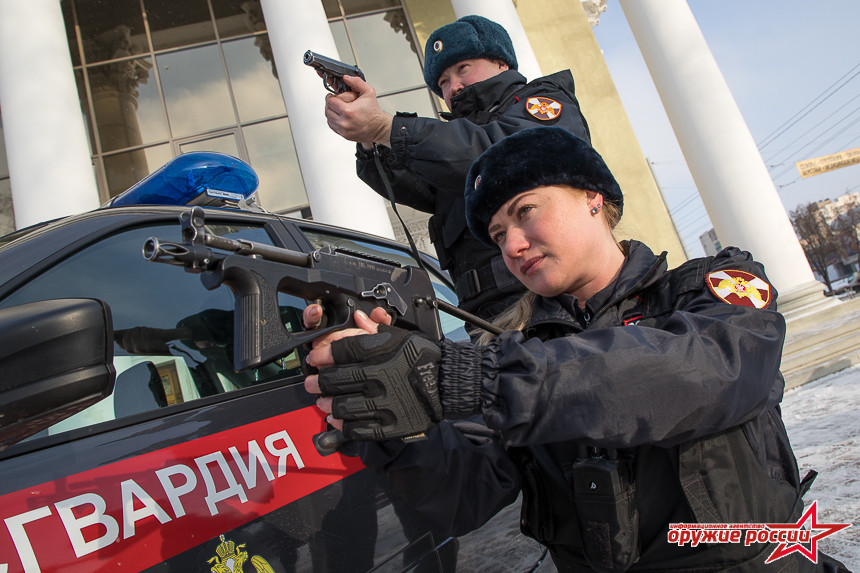 Súng có tốc độ bắn 600-800 viên/phút, tầm bắn hiệu quả 100 m, lên đến 200 m với đạn 9x19 7N31 mới. Phía trên súng có đường ray picatinny giúp trang bị thêm phụ kiện khá dễ dàng. Ảnh: Arms of Russian.