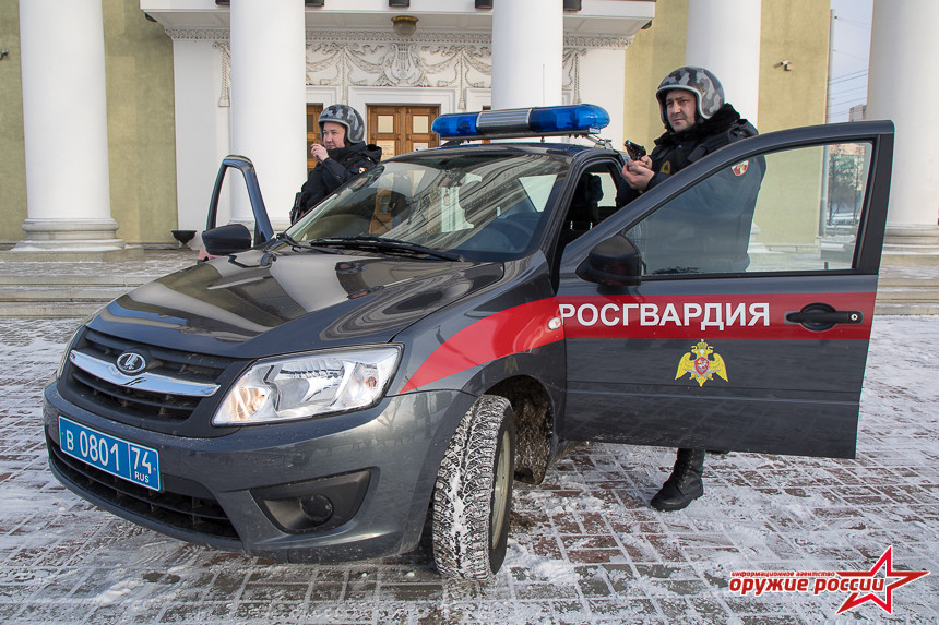 PP-2000 dài 550 mm, nòng súng dài 182 mm và nặng chỉ 1,4 kg. Súng sử dụng cỡ đạn 9x19 mm với hộp tiếp đạn 20 hoặc 44 mm. Ảnh: Arms of Russian.