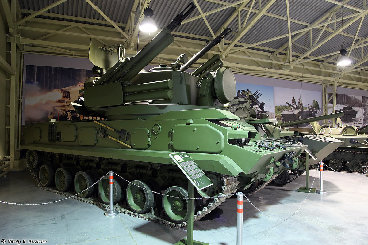 Hệ thống phòng không tích hợp 9K22 Tunguska. Nó được trang bị 2 pháo 30 mm bắn siêu nhanh cùng 8 tên lửa phòng không biến nó thành sát thủ phòng không tầm thấp đáng sợ. Ảnh: Vitaly V.Kuzmin.