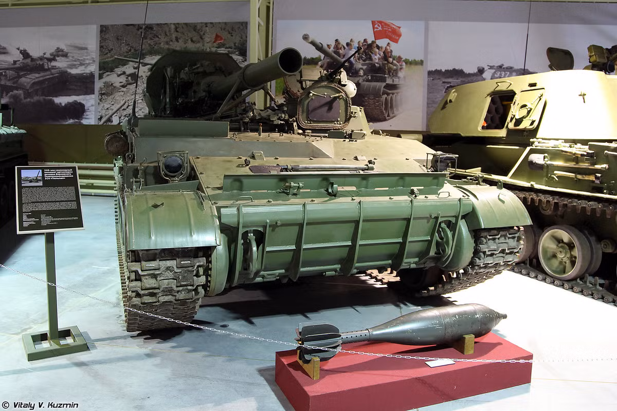 Cối tự hành 2S4 Tyulpan. Tuy mang tên một loài hoa đẹp Tulip theo tiếng Anh nhưng vũ khí này sở hữu khả năng tấn công đáng sợ với những quả đạn nặng tới 130 kg. Ảnh: Vitaly V.Kuzmin.