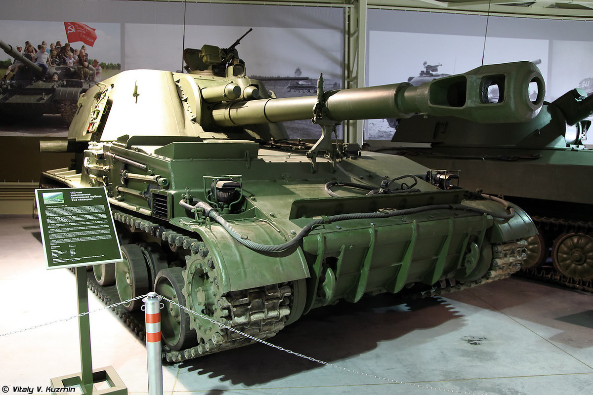 Pháo tự hành 2S3 Akatsiya 152 mm. Nó là một trong những vũ khí được chế tạo để đối trọng với M109 Paladin của Mỹ. Pháo có tốc độ bắn tối đa 4 viên/phút, tầm bắn tối đa 18,5 km với đạn thông thường, 24 km với đạn tăng tầm. Ảnh: Vitaly V.Kuzmin.