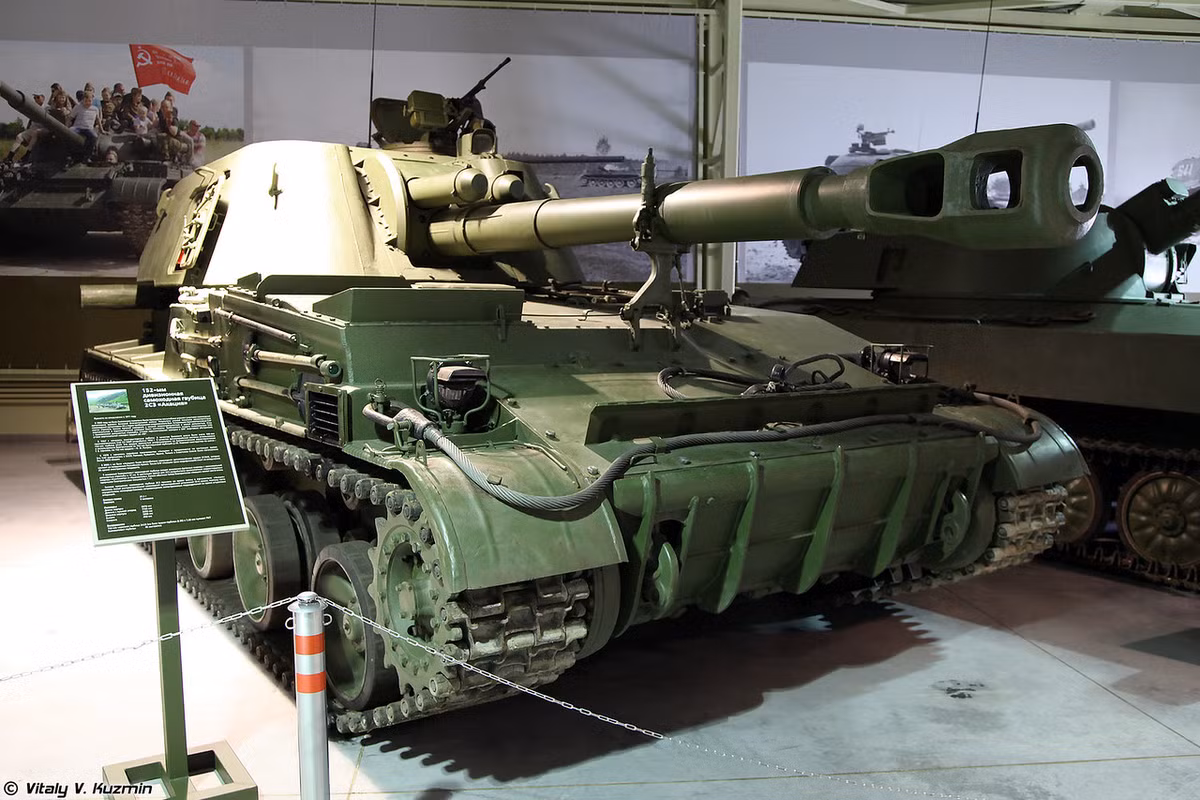 Pháo tự hành 2S3 Akatsiya 152 mm. Nó là một trong những vũ khí được chế tạo để đối trọng với M109 Paladin của Mỹ. Pháo có tốc độ bắn tối đa 4 viên/phút, tầm bắn tối đa 18,5 km với đạn thông thường, 24 km với đạn tăng tầm. Ảnh: Vitaly V.Kuzmin.