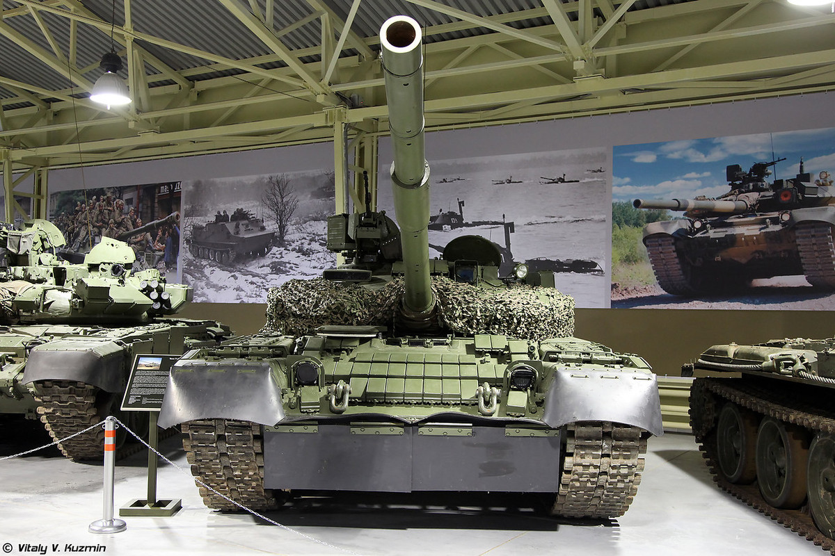 Xe tăng chiến đấu chủ lực T-80BV. Nó được mệnh danh là "xe tăng bay" bởi tốc độ ấn tượng trên chiến trường. Hỏa lực mạnh, bọc giáp chắc chắn, T-80 từng là "át chủ bài" của tăng thiết giáp Liên Xô. Ảnh: Vitaly V.Kuzmin.