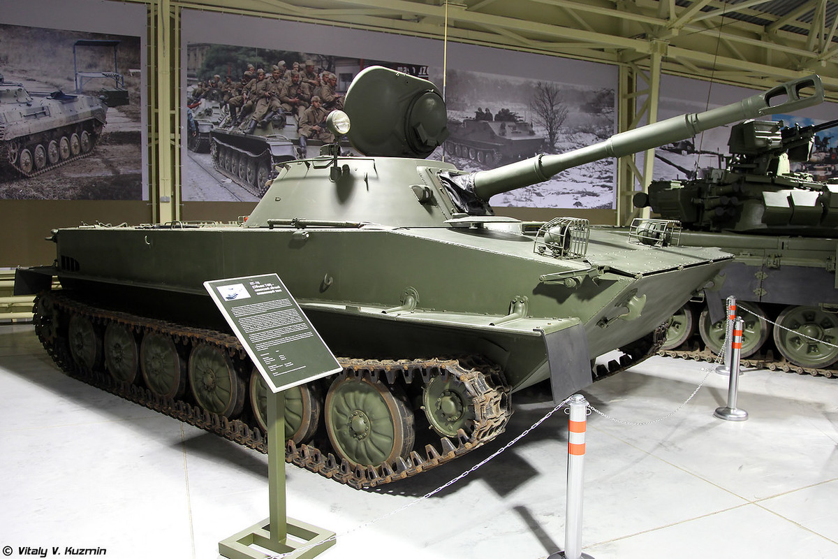 Xe tăng lội nước PT-76. Dù là một sản phẩm được chế tạo dưới thời Liên Xô, song nó vẫn cho thấy tính khả dụng trên chiến trường hiện đại. Khả năng lội nước là một ưu thế, đặc biệt là trong tác chiến hải quân. Ảnh: Vitaly V.Kuzmin.