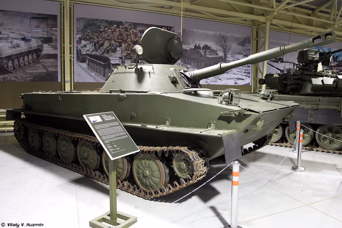 Xe tăng lội nước PT-76. Dù là một sản phẩm được chế tạo dưới thời Liên Xô, song nó vẫn cho thấy tính khả dụng trên chiến trường hiện đại. Khả năng lội nước là một ưu thế, đặc biệt là trong tác chiến hải quân. Ảnh: Vitaly V.Kuzmin.