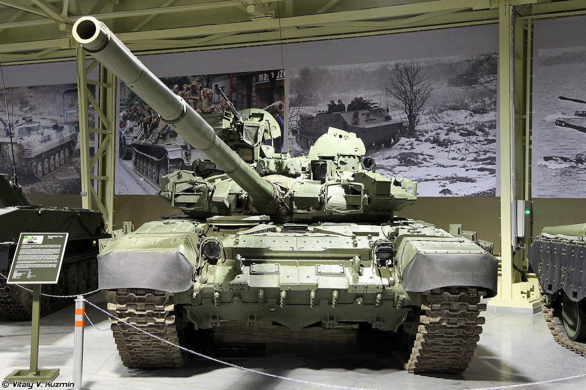 T-90 hiện là nòng cốt của lực lượng tăng thiết giáp Nga cùng với T-72B3. Tuy là một dự án tạm thời trong lúc chờ xe tăng mới, T-90 lại chứng minh nó làm được nhiều hơn so với vai trò "kẻ đóng thế". Ảnh: Vitaly V.Kuzmin.