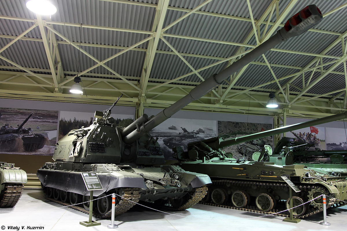 Còn đây là 2S19 Msta-S 152 mm hiện là "át chủ bài" của lực lượng pháo binh Nga. Nó được lắp trên khung gầm xe tăng T-80. 2S19 được trang bị nhiều công nghệ hiện đại. Pháo có tầm bắn tới 45 km với đạn thông thường, lên đến 62 km với đạn tăng tầm. Ảnh: Vitaly V.Kuzmin.