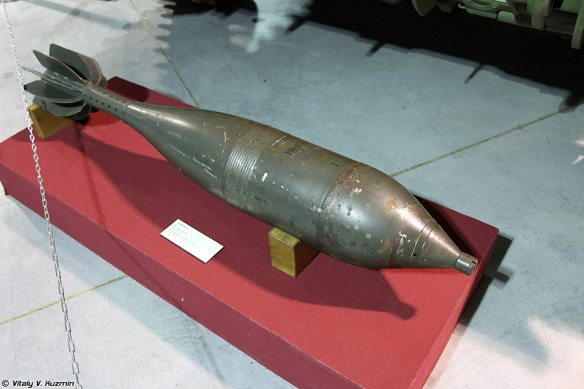 Cối tự hành 2S4 đạt tầm bắn khoảng 10 km. Những quả đạn cối khổng lồ này có sức công phá khủng khiếp khi nổ. Nó có thể bắn cối hạt nhân. Ảnh: Vitaly V.Kuzmin.