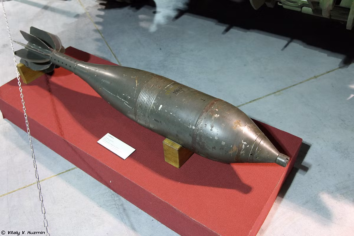 Cối tự hành 2S4 đạt tầm bắn khoảng 10 km. Những quả đạn cối khổng lồ này có sức công phá khủng khiếp khi nổ. Nó có thể bắn cối hạt nhân. Ảnh: Vitaly V.Kuzmin.