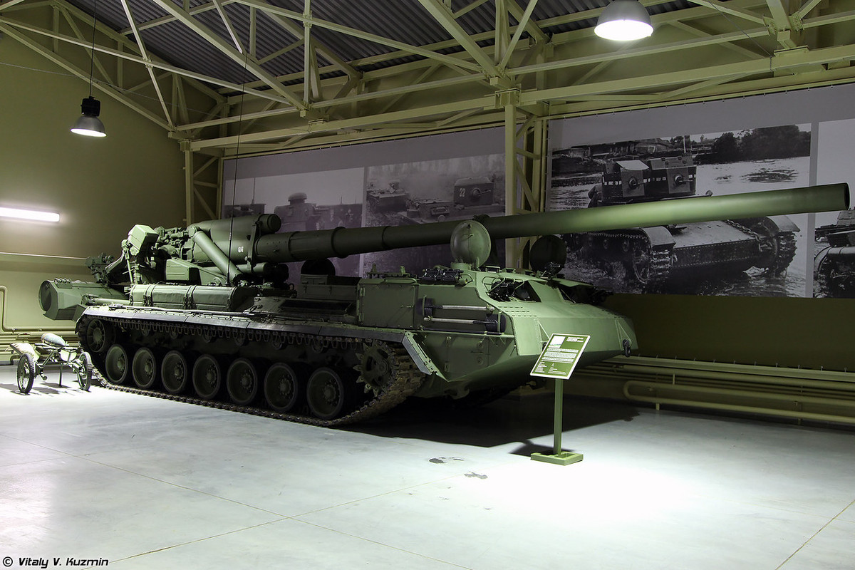 Pháo tự hành 2S7 Pion 203 mm. Nó được lắp trên khung gầm xe tăng chiến đấu chủ lực T-80. 2S7 là một trong những pháo tự hành mạnh nhất thế giới. Pháo 203 mm có tầm bắn 37,5 km với đạn thông thường, 60 km với đạn tăng tầm. Ảnh: Vitaly V.Kuzmin.
