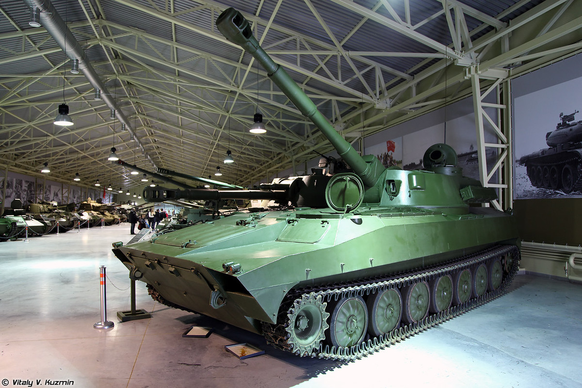 Pháo tự hành 2S1 Gvozdika (Hoa Cẩm chướng) 122 mm. Nó là một sản phẩm được chế tạo dưới thời Liên Xô nhưng vẫn rất hiệu quả trên chiến trường hiện đại. 2S1 đạt tầm bắn 22 km, tốc độ bắn tối đa 5 viên/phút. Ảnh: Vitaly V.Kuzmin.