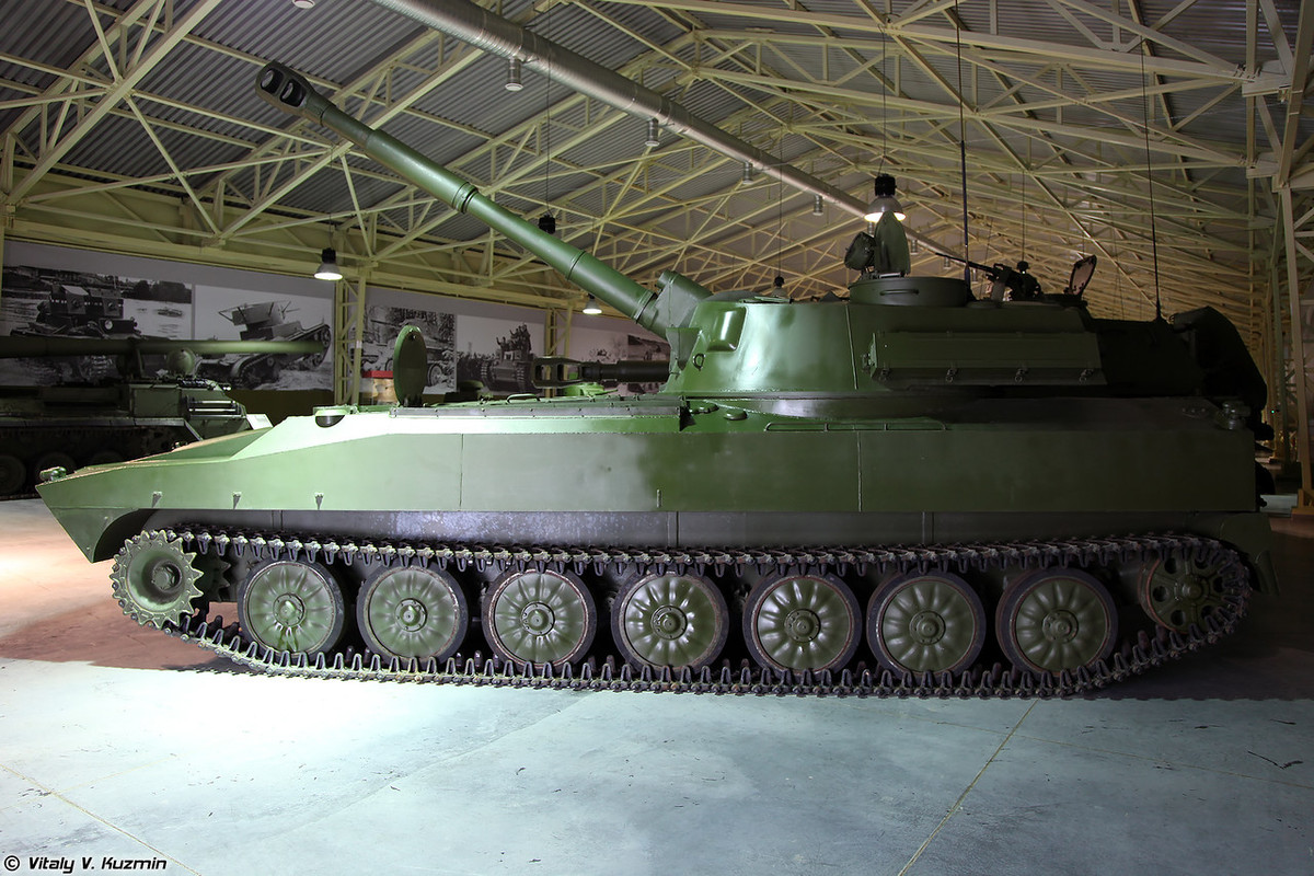 2S1 đang được sử dụng trong biên chế quân đội nhiều quốc gia trên thế giới trong đó cả Quân đội Nga và Việt Nam. Pháo được lắp trên khung gầm xe tăng hạng nhẹ PT-76 đem lại khả năng cơ động cao. Ảnh: Vitaly V.Kuzmin.