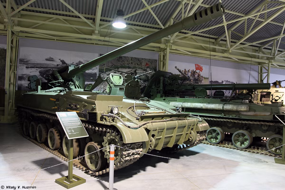 Pháo tự hành 2S5 Giatsint-S 152 mm. Mẫu pháo này có tốc độ bắn nhanh và xa hơn so với 2S3 152 mm và có khả năng bắn đạn hạt nhân. Pháo có tầm bắn hơn 28 km, tốc độ bắn duy trì 5-6 viên/phút. Ảnh: Vitaly V.Kuzmin.