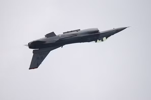 Chiếc F-16 của Không quân Singapore cũng không kém cạnh với màn ngữa bụng lên trời đẹp mắt. F-16 được đánh giá là chiến đấu cơ xuất sắc trong không chiến quần vòng cự ly ngắn. Ảnh: Bloomberg.