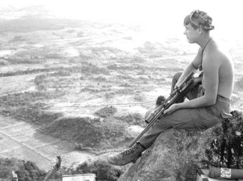 Cuối cùng là khẩu súng bắn tỉa mang tên Winchester 70. Đây là khẩu súng được Thủy quân Lục chiến Mỹ sử dụng để trang bị thay cho những khẩu M1903A4 một cách không chính thức trong thời gian chờ những khẩu M40 được trang bị hàng loạt. Nguồn ảnh: Wiki.