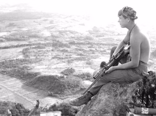 Cuối cùng là khẩu súng bắn tỉa mang tên Winchester 70. Đây là khẩu súng được Thủy quân Lục chiến Mỹ sử dụng để trang bị thay cho những khẩu M1903A4 một cách không chính thức trong thời gian chờ những khẩu M40 được trang bị hàng loạt. Nguồn ảnh: Wiki.