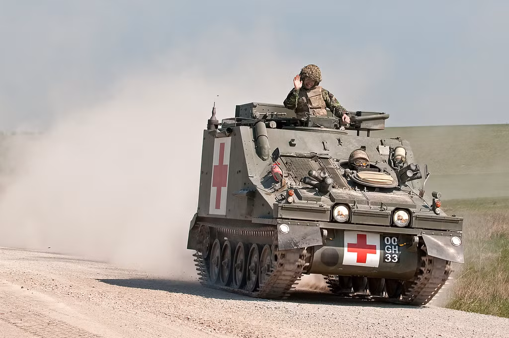 Xe cứu thương bọc thép FV104. Ảnh: Alamy.com