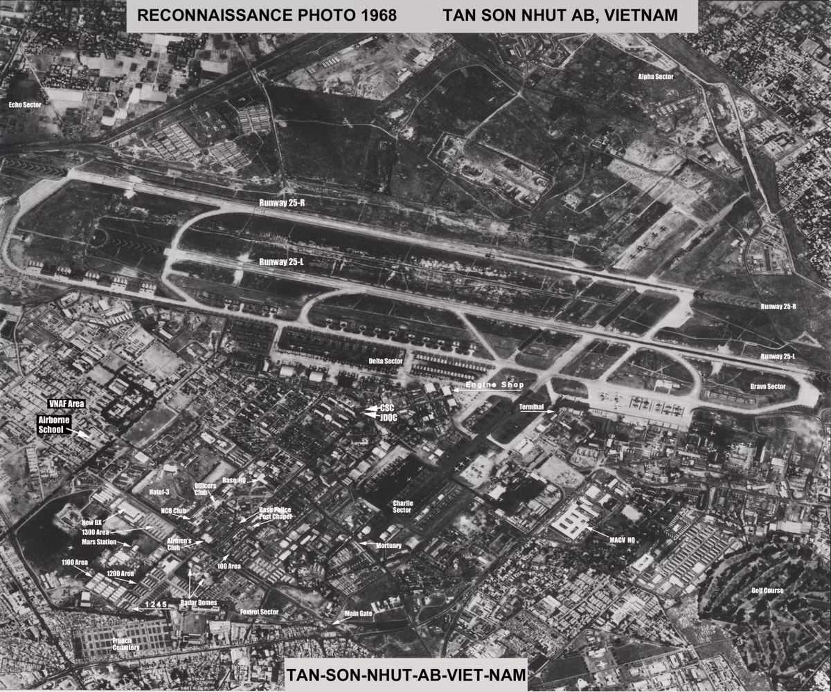 Sân bay này có hai đường băng tiêu chuẩn với một đường băng có chiều dài 10.000 ft (3048 mét) và một đường băng có chiều dài 12.468 ft (3.800 mét). Các máy bay cất cánh từ sân bay này chủ yếu thực hiện các nhiệm vụ yểm trợ hỏa lực tấn công ở miền Nam Việt Nam và Campuchia. Nguồn ảnh: QSL.