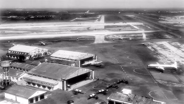 Sân bay quân sự Tân Sơn Nhất cũng là một trong những sân bay chủ chốt của Mỹ được sử dụng trong Chiến tranh Việt Nam. Trong giai đoạn từ năm 1959 tới năm 1975, Tân Sơn Nhất là sân bay chính của các lực lượng Không quân Lục quân, Không quân Hải quân, Không quân Thủy quân Lục chiến và Không quân Mỹ. Nguồn ảnh: Fallof.