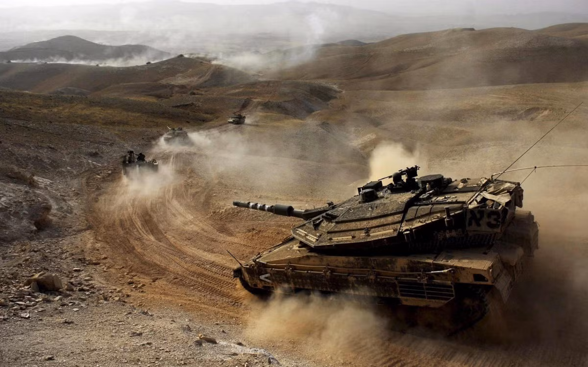 Vũ khí hỗ trợ gồm súng máy đồng trục 7,62 mm, cối 60 mm và đại liên 12,7 mm. Merkava IV đạt tốc độ tối đa 65 km/h, dự trữ hành trình 500 km. Ảnh: Obramba.