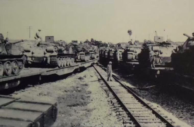 Sau SU-76, khoảng giữa những năm 1960, Liên Xô còn cung cấp cho Việt Nam số lượng nhỏ pháo tự hành chống tăng SU-100. Trong ảnh, Tiểu đoàn 6 (Lữ đoàn 215) pháo tự hành chống tăng SU-100 lên đường vào Nam chiến đấu bổ sung cho Sư đoàn 312 (Quân đoàn 1), năm 1966.