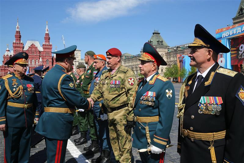 Chỉ huy lực lượng Vệ bình quốc gia cũng các đơn vị khác bắt tay lãnh đạo Bộ Quốc phòng Nga sau lễ diễu binh. Ảnh: Arms Expo.