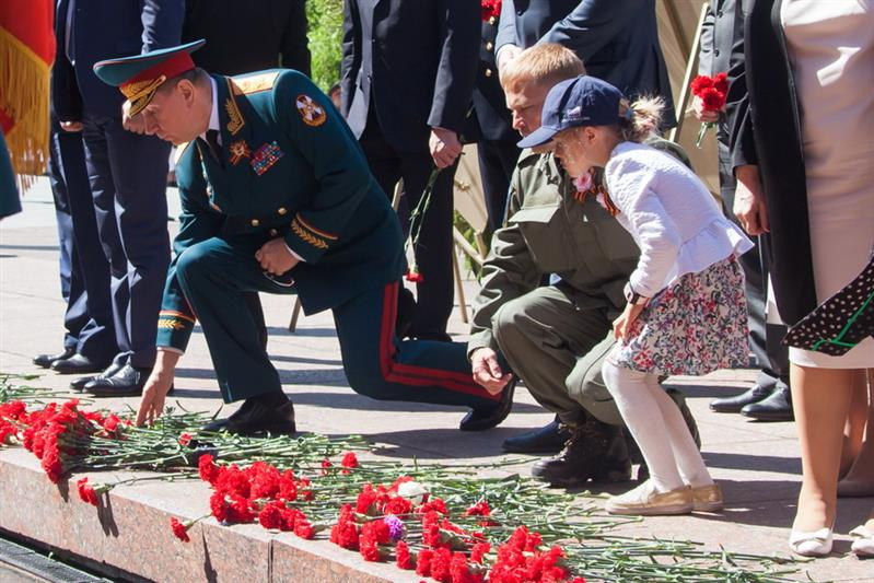 Những bông hoa tưởng niệm hàng triệu người Nga đã ngả xuống trong cuộc Chiến tranh Vệ quốc vĩ đại 73 năm trước. Ảnh: Arms Expo.