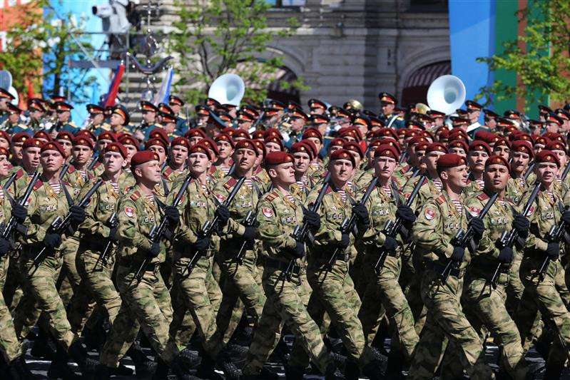 Đội hình diễu binh của Vệ binh Quốc gia nổi bật với mủ nồi đỏ ấn tượng. Ảnh: Arms Expo.