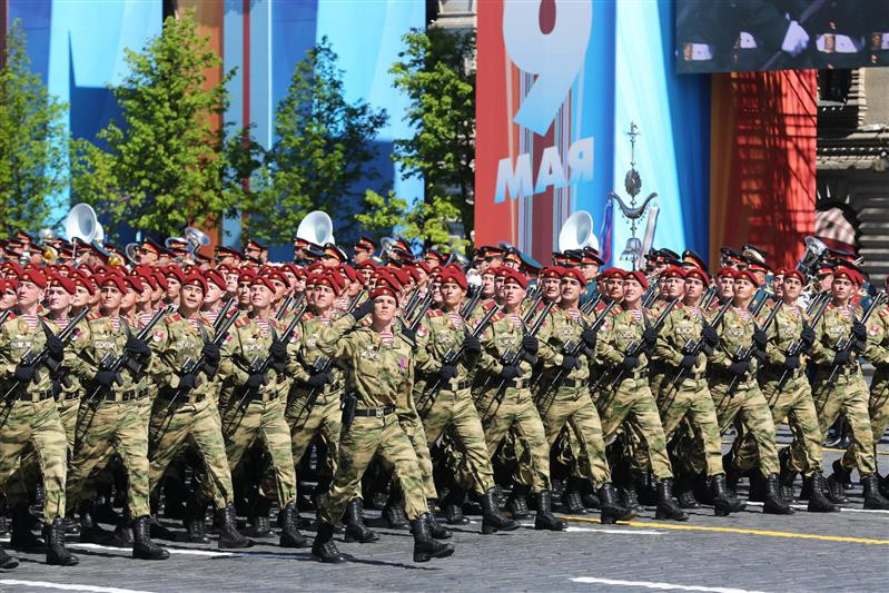 Vệ binh Quốc gia diễu binh với súng trường AS Val, loại súng được thiết kế để tác chiến im lặng vốn chỉ dành cho lực lượng đặc nhiệm. Điều này cho thấy Vệ binh Quốc gia là lực lượng được ưu tiên về trang bị. Ảnh: Arms Expo.