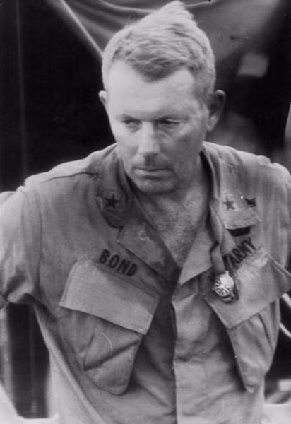Tướng William R. Bond - Chỉ huy trưởng Lữ đoàn 199 bộ binh nhẹ Mỹ, qua đời ngày 1/4/1970 tại tỉnh Bình Tuy cũ. Nguyên nhân tử vong của ông được xác định là do một lính bắn tỉa phía Quân Giải phóng đã bắn một phát chí tử vào giữa ngực Bond ngay khi ông này vừa bước chân xuống trực thăng. Nguồn ảnh: Vietnamvet.