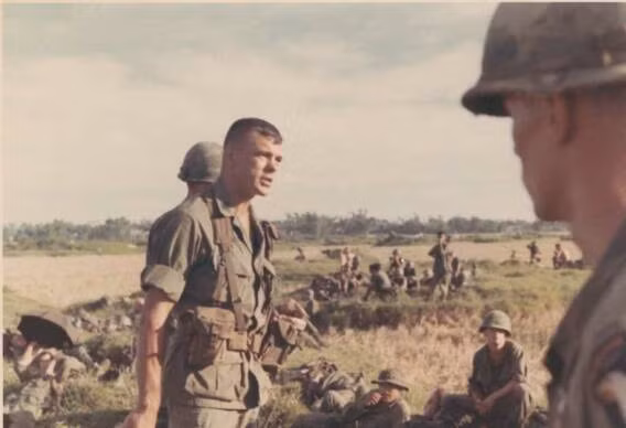 Cuối cùng là chuẩn tướng Richard J. Tallman, Phó tư lệnh vùng 3 chiến thuật yểm trợ hỏa lực. Tử vong ngày 9/7/1072 tại Sài Gòn do bị thương nặng sau khi bị dính pháo kích của chính quân Mỹ do bắn nhầm. Ngoài ra, còn có nhiều sĩ quan cấp tá khác của Mỹ sau khi tử trận trên chiến trường miền Nam Việt Nam được phong vượt lên cấp tướng. Nguồn ảnh: Virtual.