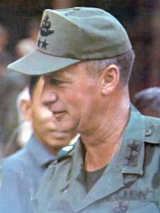 Thiếu tướng George W. Casey Sr., chỉ huy trưởng Sư đoàn Kỵ binh bay số 1 thuộc quân đội Mỹ, tử vong ngày 7/7/1070 khi ông đang bay trên trực thăng UH-1 đi thăm các quân nhân Mỹ nằm viện. Nguyên nhân tử vong do trực thăng của Casey đã đâm vào sườn núi thuộc tỉnh Tuyên Đức cũ. Nguồn ảnh: Wiki.