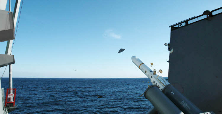 Đây là phiên bản của tên lửa Harpoon do Mỹ sản xuất, chúng bắt đầu triển khai trên các tàu chiến Hàn Quốc từ năm 2006. Tên lửa có tầm bắn tối đa 150km, tốc độc cận âm 1.013km/h. Nguồn ảnh: Wikipedia