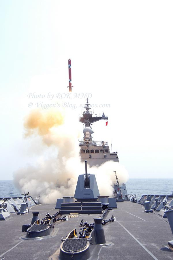 Ngoài hệ thống phóng thẳng đứng (VLS) Mk41 của Mỹ, trên Munmu the Great, Hàn Quốc còn trang bị hệ thống VLS nội địa được gọi là K-VLS với 32 ống phóng cho phép triển khai 2 loại vũ khí cùng lúc. Mà một trong hai thứ đó là loại tên lửa đặc biệt nguy hiểm - Hyunmoo III. Nguồn ảnh: ROK MND