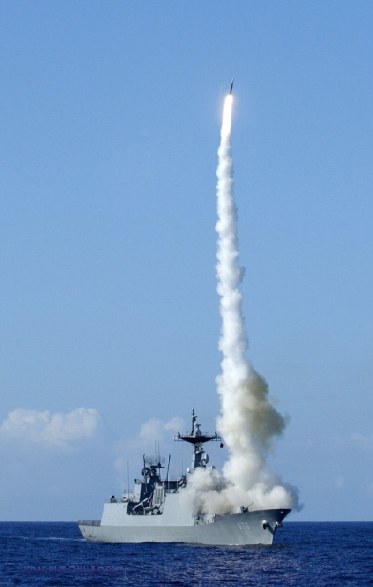 Mặc dù có lượng giãn nước nhỏ hơn so với các tàu khu trục Aegis của Mỹ, thế nhưng sức mạnh của Chungmugong Yi Sun-sin nói chung và Munmu the Great nói riêng đều "không phải dạng vừa". Trong ảnh, một chiếc tàu khu trục thuộc lớp này đang phóng tên lửa hải đối không SM-2 Block IIIA có tầm bắn gần 170km. Loại tàu này trang bị 32 quả đạn SM-2 đặt trong hệ thống phóng thẳng đứng Mk 41. Nguồn ảnh: Wikipedia