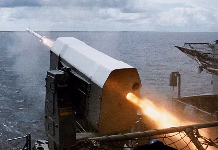 Ngoài ra, con tàu còn được trang bị một bệ phóng tên lửa phòng không RIM-116 RAM được coi là rất hiệu quả với tên lửa hành trình chống hạm. Có thể xem nó như là “chốt chặn” cuối cùng trên tàu chiến của Hàn Quốc. Nguồn ảnh: Wikipedia