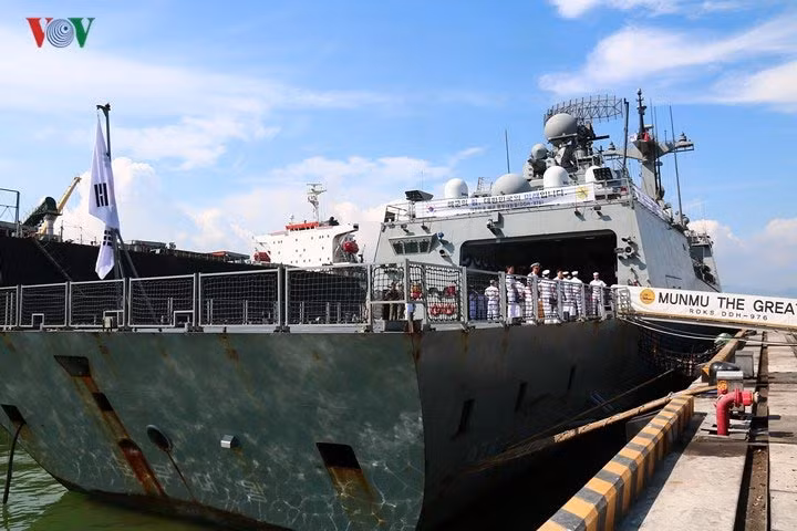 Sáng 11/9, tàu khu trục ROKS Munmu the Great (DDH-976) của Hải quân Hàn Quốc cập Cảng Tiên Sa, bắt đầu chuyến thăm xã giao thành phố Đà Nẵng từ ngày 11 -14/9. Đây là lần thứ hai tàu chiến Hàn Quốc thăm thành phố Đà Nẵng. Lần đầu vào tháng 9/2017, gồm 2 tàu khu trục là: ROKS Kang Gam Chan (DDH-979) và ROKS Hwacheon (AOE-59). Nguồn ảnh: VOV
