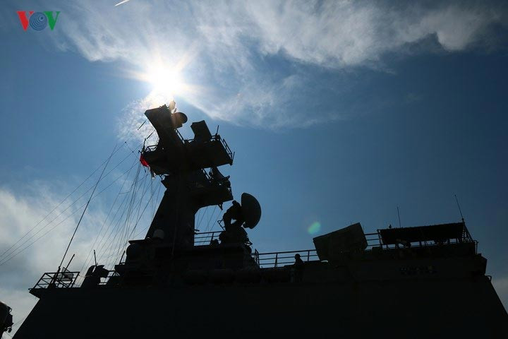 Các khí tài điện tử trên con tàu này chủ yếu do Mỹ, Hà Lan. Bên cạnh đó, Hàn Quốc cũng cố "bon chen" hệ thống quản lý tác chiến nội địa KDCOM-II, nhưng nó vốn là phiên bản của hệ thống tương tự trên tàu hộ vệ Type 23 của Anh. Nguồn ảnh: VOV