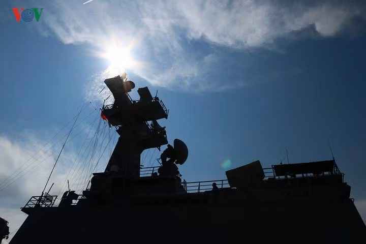 Các khí tài điện tử trên con tàu này chủ yếu do Mỹ, Hà Lan. Bên cạnh đó, Hàn Quốc cũng cố "bon chen" hệ thống quản lý tác chiến nội địa KDCOM-II, nhưng nó vốn là phiên bản của hệ thống tương tự trên tàu hộ vệ Type 23 của Anh. Nguồn ảnh: VOV