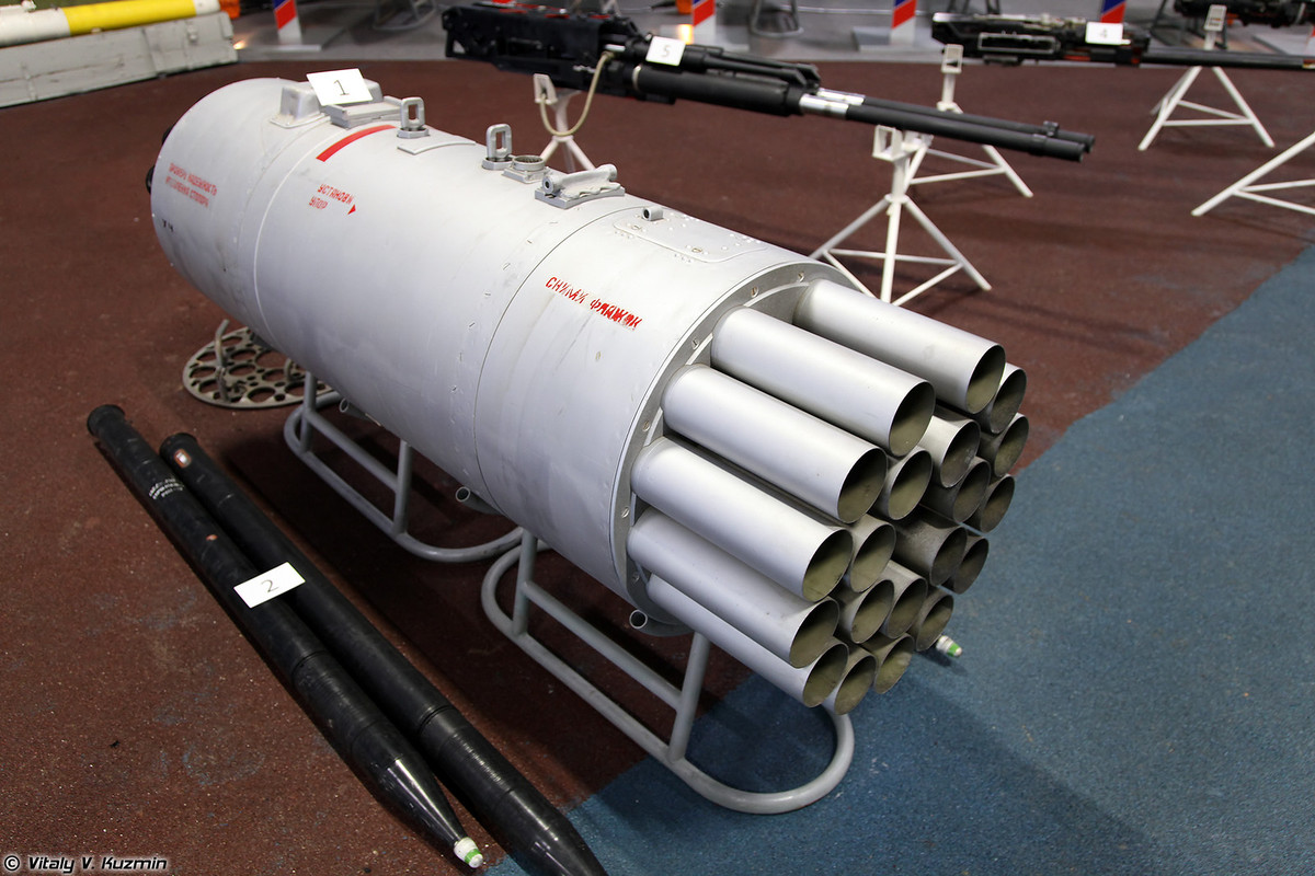 Thùng phóng rocket B-8V20. Nó chứa 20 rocket không điều khiển S-8, đường kính 80 mm. Nó thường được sử dụng trên trực thăng tấn công Mi-24, Mi-28, Ka-52 hoặc máy bay cường kích. Ảnh: Vitaly V.Kuzmin.